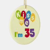 Kiss me Ik ben 35-jarige T-shirts en GIfts Keramisch Ornament (Rechts)