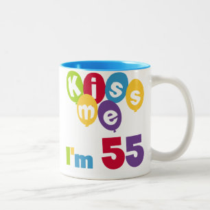 Kiss me Ik ben 55-jarige overhemden en cadeautjes. Tweekleurige Koffiemok