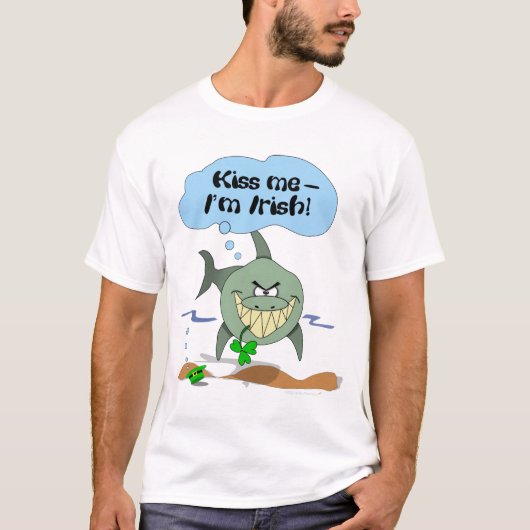 Kiss Me Ik ben Irish Funny Cartoon Shark Shirt (Voorkant)