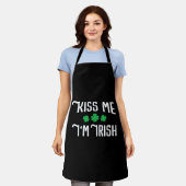Kiss me Ik ben Irish Funny St Patrick's Day Schort (Gedragen)