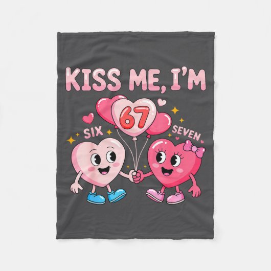 Kiss Me I'm 67 Funny Cute Six Seven Meme 6-7 Valen Fleece Deken (Voorkant)