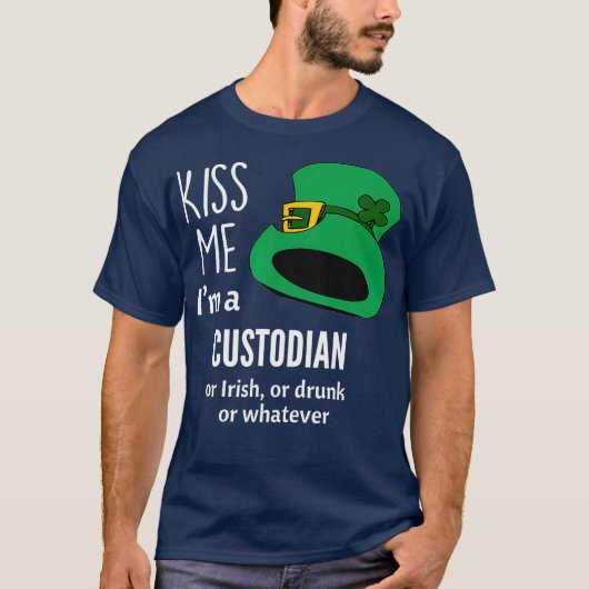 Kiss Me Im a Custodian of Irish of Drink of T-shirt (Voorkant)