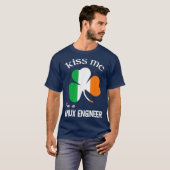 Kiss Me Im a Linu Engineer Shamrock St Patricks T-shirt (Voorkant volledig)