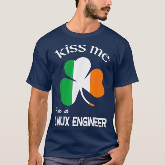 Kiss Me Im a Linu Engineer Shamrock St Patricks T-shirt (Voorkant)
