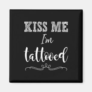 Kiss Me Im Getatoeëerd Schattige Grappig T-shirt T Magneet