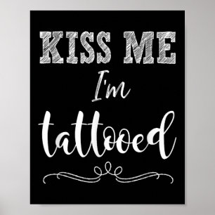Kiss Me Im Getatoeëerd Schattige Grappig T-shirt T Poster