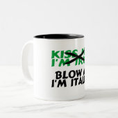 Kiss me Im Irish Blow me Im Italim Tweekleurige Koffiemok (Voorkant links)