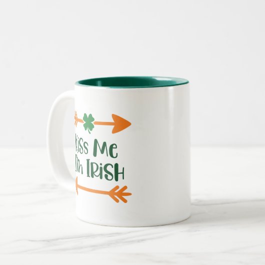 Kiss Me I'm Irish: Funny Paddy's Day Drink Mok (Voorkant links)