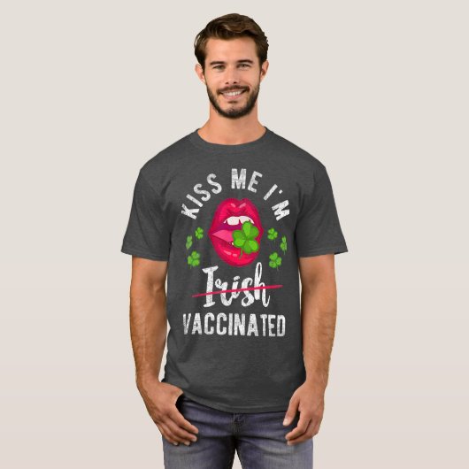 Kiss me Im Irish gevaccineerde Funny Gift St Day T-shirt (Voorkant volledig)
