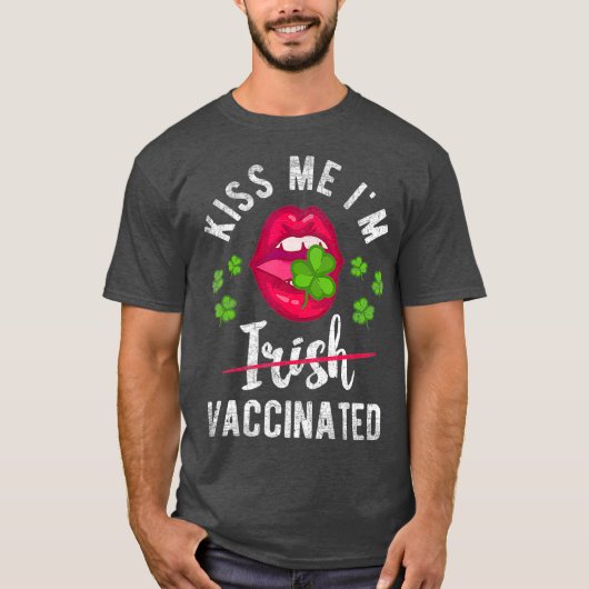 Kiss me Im Irish gevaccineerde Funny Gift St Day T-shirt (Voorkant)