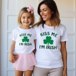 Kiss me Im Irish Green Womens St. Patricks Day T-shirt<br><div class="desc">Het T-shirt van St. Patrick's Day is een fragment uit de film 'Kiss Me I'm Irish' met een fraaie groene klavervormer.</div>