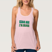 Kiss Me I'm Irish" Snug Fit Crop Top - Y2K St. Pat (Voorkant)