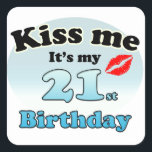 Kiss me it's my 21st Birthday Vierkante Sticker<br><div class="desc">Leuke sticker met de tekst: kus me het is mijn 21e verjaardag. een kus is afgebeeld met rode lippenstift. Verder zijn de kleuren zwart en blauw. Leuk cadeau om aan iemand te geven die eenentwintig 21 is geworden,  of voor jezelf om te laten zien dat je jarig bent</div>