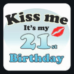 Kiss me it's my 21st Birthday Vierkante Sticker<br><div class="desc">Leuke sticker met de tekst: kus me het is mijn 21e verjaardag. een kus is afgebeeld met rode lippenstift. Verder zijn de kleuren zwart en blauw. Leuk cadeau om aan iemand te geven die eenentwintig 21 is geworden,  of voor jezelf om te laten zien dat je jarig bent</div>