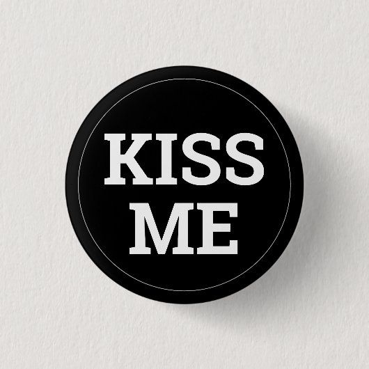 KISS ME leuke Button / Retro Party (Voorkant)