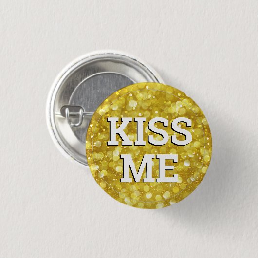 KISS ME leuke Button / Retro Party - Gold (Voorkant /achterkant)