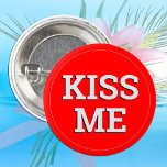 KISS ME leuke Button / Retro Party - rood<br><div class="desc">Geweldige Buttonnen: Klassieke partijknoop met tekst "KISS ME" - leuke mode,  universiteitspleet,  geheime kerstman,  kantoor/nacht uit. Verander eenvoudig achtergrondkleur in bewerkingsontwerp.</div>
