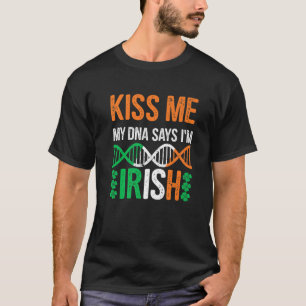 Kiss me Mijn DNA zegt dat ik Iers grappig ben St P T-shirt