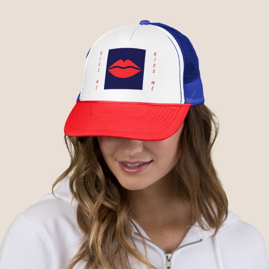 KISS ME RED WHITE EN BLUE TRUCKER PET (In situ)