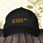 KISS ME retro Pet mode/Fun Party trucker pet<br><div class="desc">Ingeborduurde Petten: Klassiek retro party pet met tekst "KISS ME" - leuke mode,  vrijgezellenfeest,  college draag,  geheime kerstman,  kantoor viering / nacht uit</div>