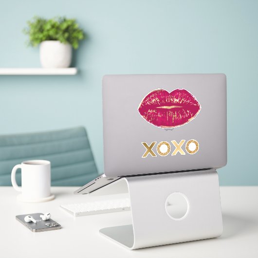 Kiss Red Lips Gold Glitter XOXO Sticker (Laptop op bureau)