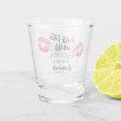 Kiss The Miss Goodbye Bachelorette Party Shot Glas (Achterkant)