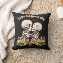 Kissend skeletkoppel met bloemrijke gotiek kussen