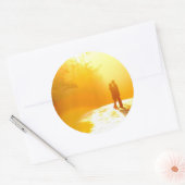 Kissende Couple in het zonlicht Ronde Sticker (Envelop)