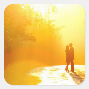 Kissende Couple in het zonlicht Vierkante Sticker