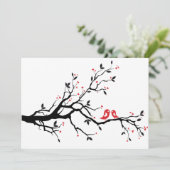 Kissende liefdesvogels op boom met rode harten (Staand voorkant)