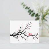 Kissende vogel op boomtak met rode hartbladeren briefkaart (Staand voorkant)