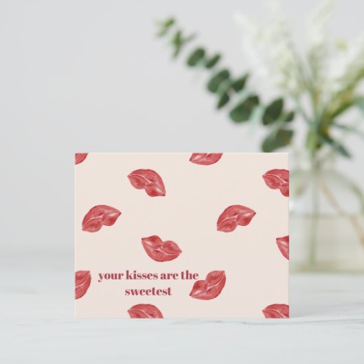 Kissing Lips Red op beige kleur grote valentijnska Feestdagenkaart (Staand voorkant)
