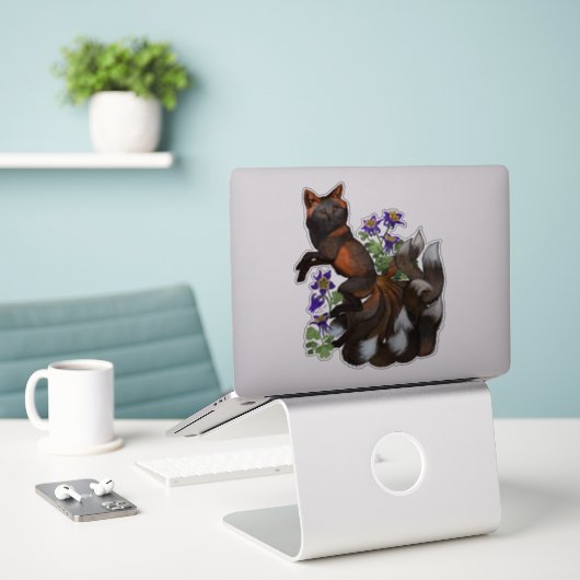 Kistune en Columbine Flowers Sticker (Laptop op bureau)