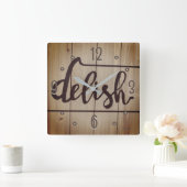 Kitchen Graphics Word DELISH Rustic Brown Vierkante Klok (Huis)