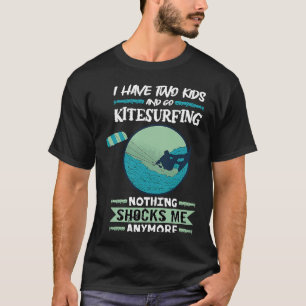 Kiteboard Ik heb twee Kinder en ga kitesurfen vlie T-shirt