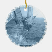 Kiteboarders met windsurfers, versierend keramisch ornament (Voorkant)