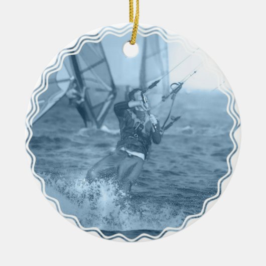 Kiteboarders met windsurfers, versierend keramisch ornament (Voorkant)