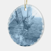 Kiteboarders met windsurfers, versierend keramisch ornament (Links)