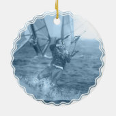 Kiteboarders met windsurfers, versierend keramisch ornament (Achterkant)