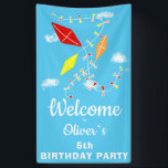 Kites in Sky Blue Kids Birthday Party Welcome Spandoek<br><div class="desc">Kites in Sky Blue Kids Birthday Party Welcome Banner. Kute vormgeving met drie kites in rode,  gele en oranje kleuren. De vliegers aan de blauwe hemel tussen wolken. Voeg je leeftijd en naam toe.</div>