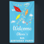 Kites in Sky Blue Kids Birthday Party Welcome Spandoek<br><div class="desc">Kites in Sky Blue Kids Birthday Party Welcome Banner. Kute vormgeving met drie kites in rode,  gele en oranje kleuren. De vliegers aan de blauwe hemel tussen wolken. Voeg je leeftijd en naam toe.</div>