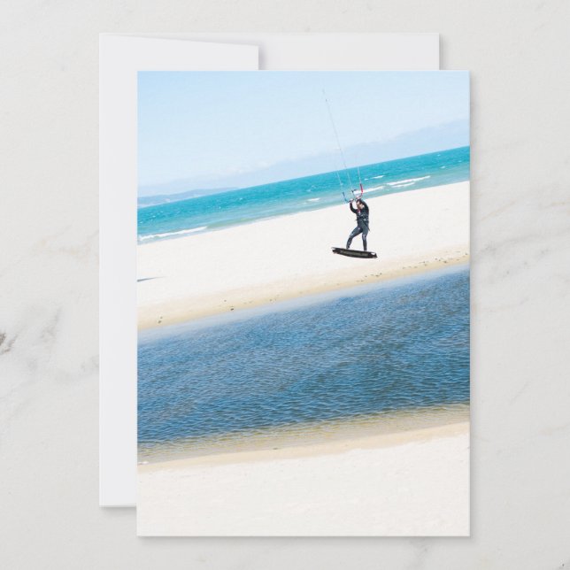 Kitesurfer boost een lucht op (Voorkant)