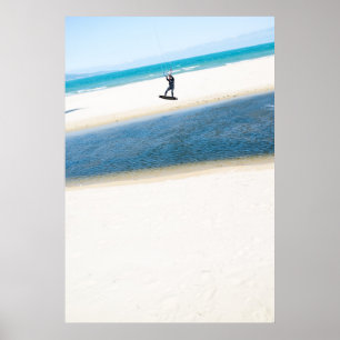 Kitesurfer boost een lucht op poster