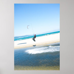Kitesurfer boost een lucht op poster