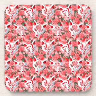 Kitsune-maskers en bloeiende camelia op roze bier onderzetter