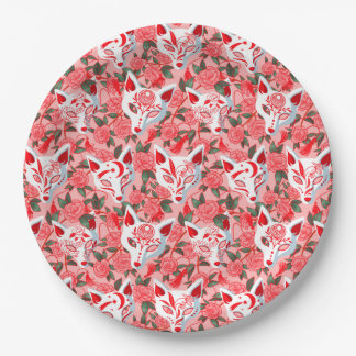 Kitsune-maskers en bloeiende camelia op roze papieren bordje