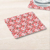 Kitsune-maskers en bloeiende camelia's op roze ach kartonnen onderzetters (Schuin)