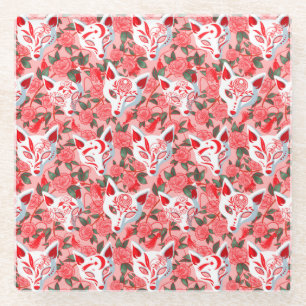 Kitsune-maskers en bloeiende camelia's op roze glazen onderzetter
