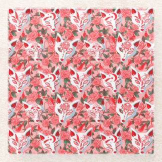 Kitsune-maskers en bloeiende camelia's op roze glazen onderzetter