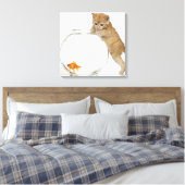 Kitten die op een goudvis probeert te komen canvas afdruk (Insitu (Slaapkamer))